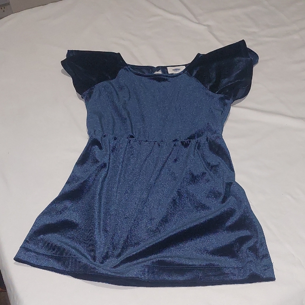 Old Navy Size 5 Girls Blue Velvet dress . Features ruffly short sleeves.